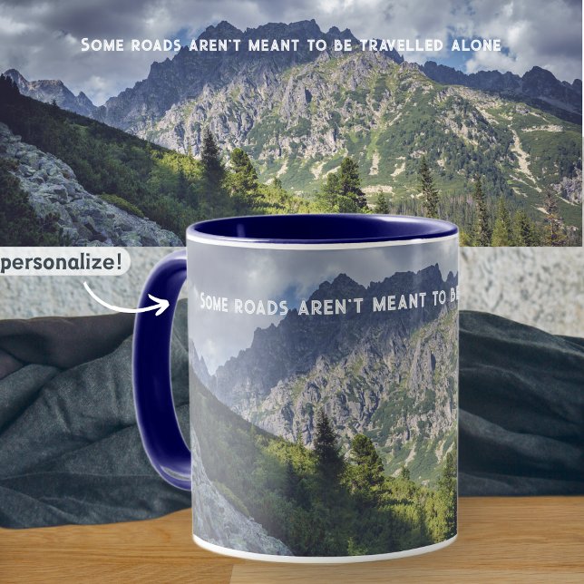 Mug Un sentier rocheux vers les sommets de haute monta (Créateur téléchargé)