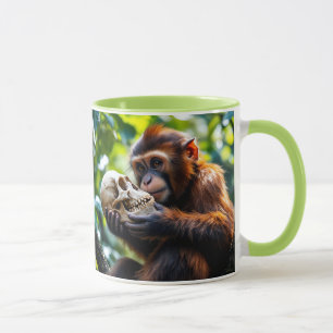 Mug Un singe curieux tenant un crâne.