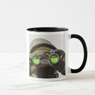 Mug Un soldat afghan scanne l'horizon