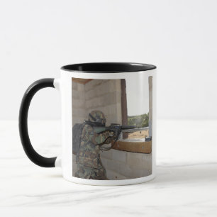 Mug Un soldat agit comme force d'opposition