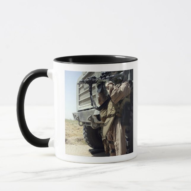 Mug Un soldat assure la sécurité des Marines (Gauche)