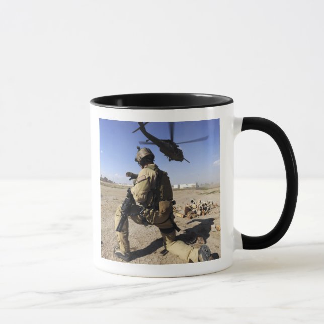 Mug Un soldat assure la sécurité d'un HH-60 (Droite)