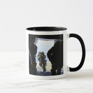 Mug Un soldat effectue un saut en ligne statique
