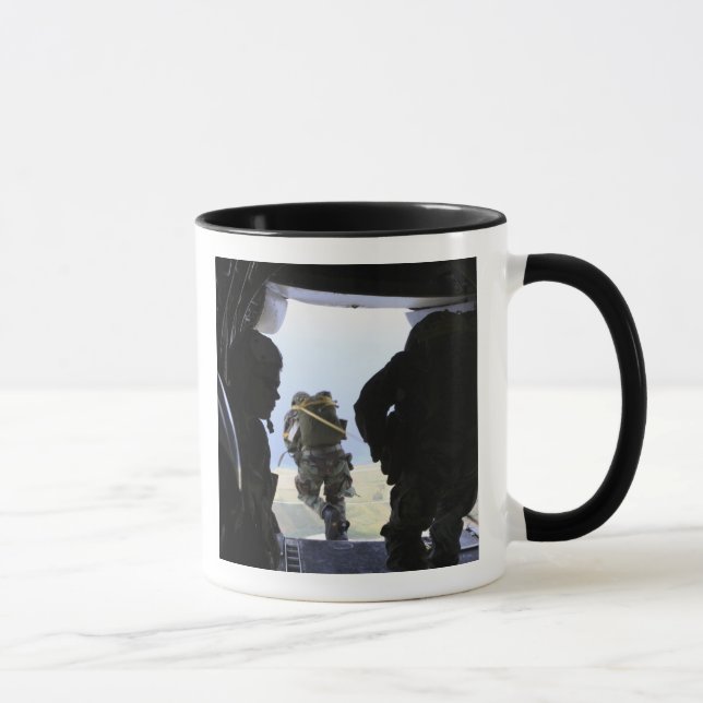 Mug Un soldat effectue un saut en ligne statique (Droite)