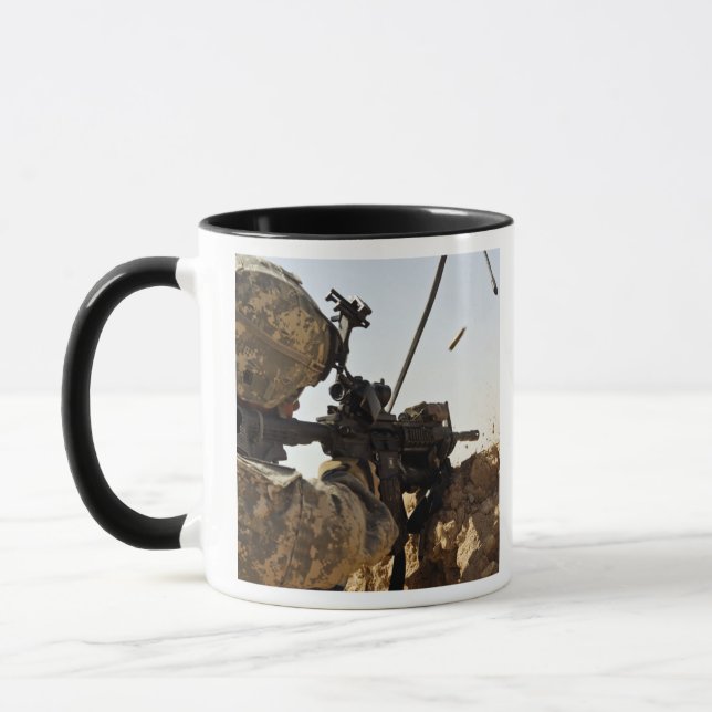 Mug un soldat engage des forces ennemies (Gauche)