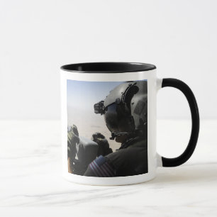 Mug Un soldat fournit la sécurité