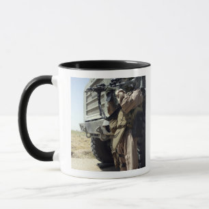 Mug Un soldat fournit la sécurité pour des marines