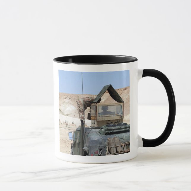 Mug Un soldat instruit un soldat de l'armée irakienne (Droite)