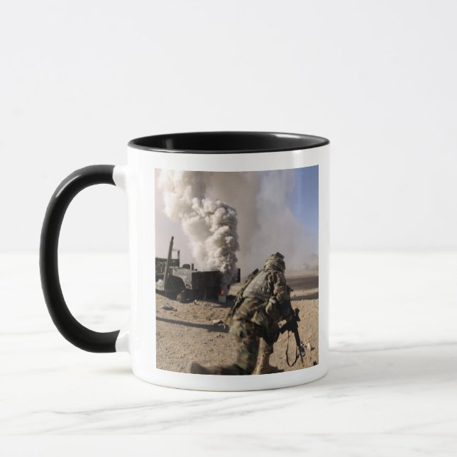 Mug Un soldat réagit à une explosion contrôlée (Gauche)