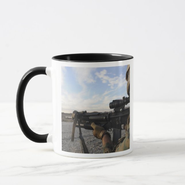 Mug Un soldat se fixe pour tirer sur une cible (Gauche)