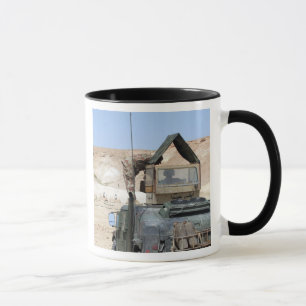 Mug Un soldiier instruit un soldat irakien d'armée