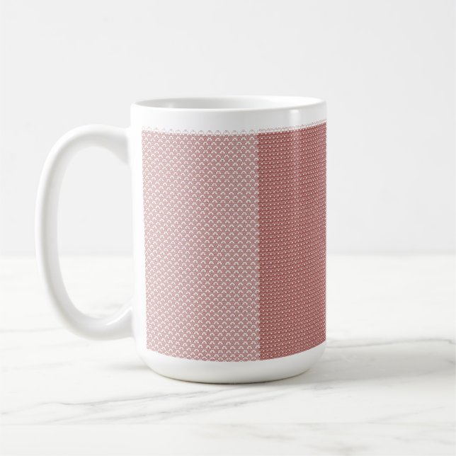 Mug Un tapis à motifs rouges et bruns repose sur (Gauche)