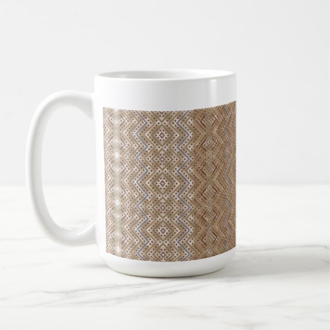 Mug Un tapis marron affichant un design symétrique (Gauche)
