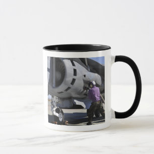 Mug Un technicien en carburant d'aviation fixe une con