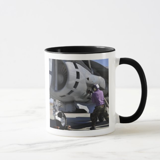 Mug Un technicien en carburant d'aviation fixe une con (Droite)