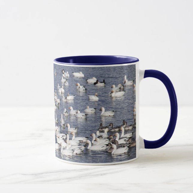 Mug Un troupeau de bernaches nivalis à la plage (Droite)