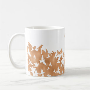 Mug Un troupeau de tourterelles qui volent dans le cie