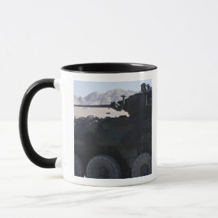 Mug Un véhicule blindé léger tire