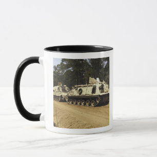 Mug Un véhicule de récupération M-88 commence à