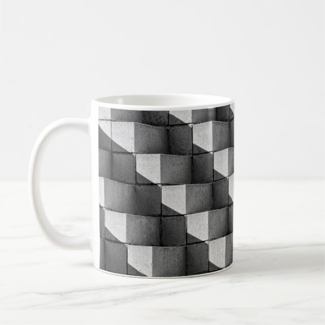 Mug Un visage de la sculpture "Four Side Pyramid" dans (Gauche)