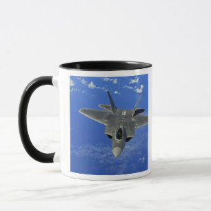 Mug Une Armée de l'Air d'USA F-22 Raptor en vol près