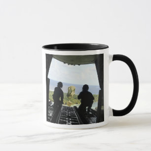 Mug Une boîte de biens humanitaires