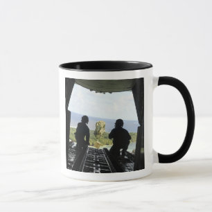 Mug Une boîte de marchandises humanitaires