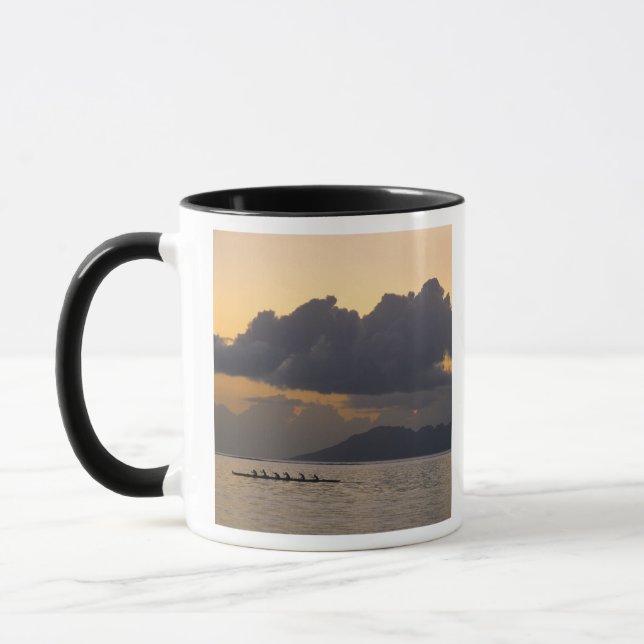 Mug Une équipe de canoë à balancier s'entraîne au larg (Gauche)