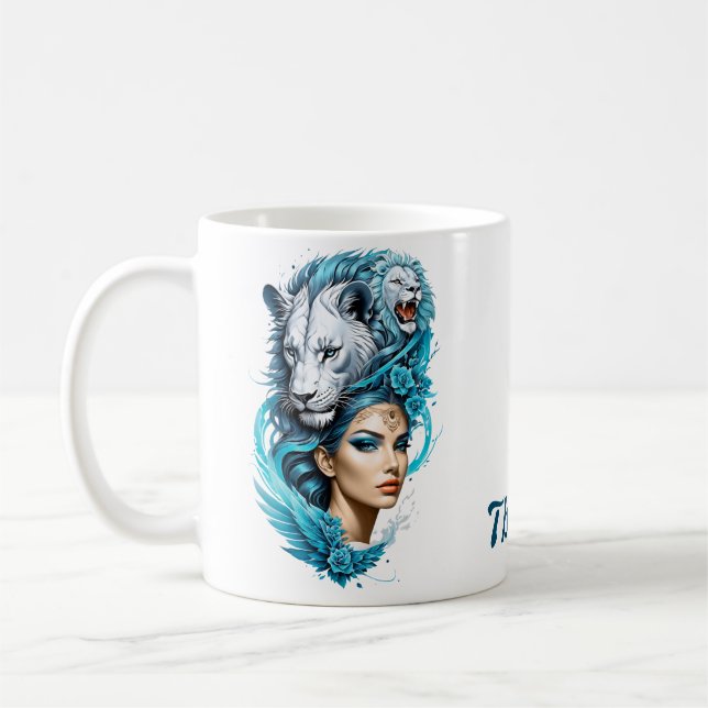 Mug Une femme captivante à la tête d'un lion majestueu (Gauche)