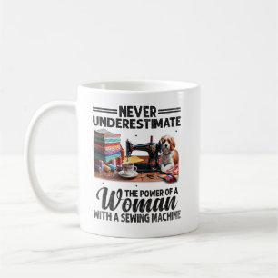 Mug Une femme ne peut survivre avec seulement du café,