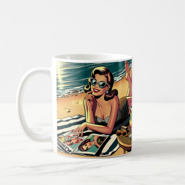 Mug Une femme rétro à la plage lit un magazine de mode (Gauche)