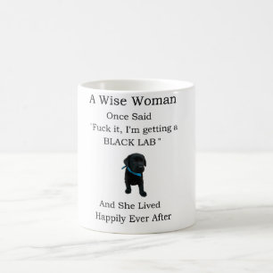 Mug Une femme sage a dit une salope au Labrador noir