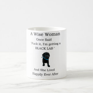 Mug Une femme sage a dit une salope au Labrador noir