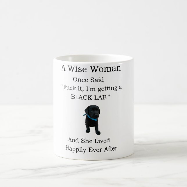 Mug Une femme sage a dit une salope au Labrador noir (Centre)