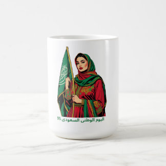 Mug Une femme saoudienne élégante tient un t-shirt ave