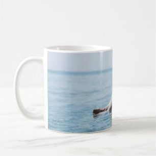 Mug Une femme sur un flotteur gonflable dans l'océan p