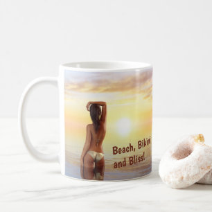 Mug Une fille en bikini en mer au coucher du soleil