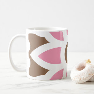 Mug une fleur rose sur un arrière - plan brun
