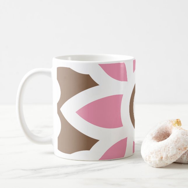 Mug une fleur rose sur un arrière - plan brun (Avec donut)