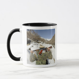 Mug Une garde de Mujahadeen marche avec un militaire a