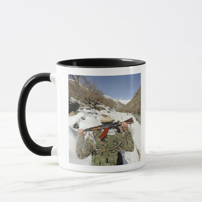 Mug Une garde de Mujahadeen marche avec un militaire a (Gauche)