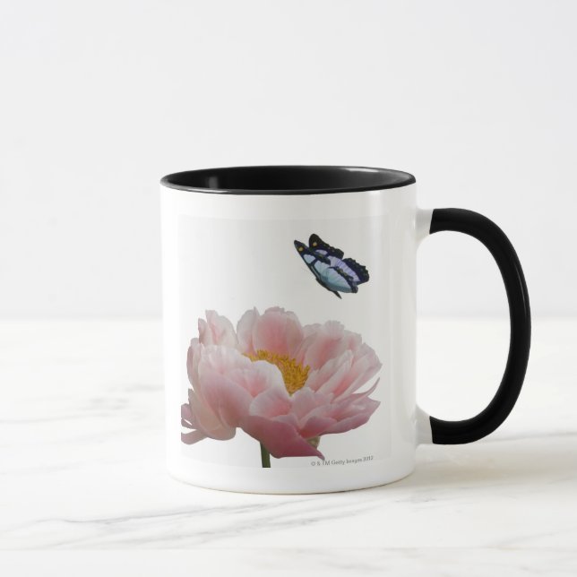 Mug une grande pivoine rose est visitée par un éthéré (Droite)