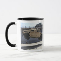 Une grue monte un M998 Humvee