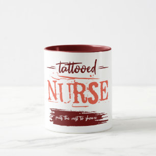 Mug Une infirmière tatouée met le reste dans la honte.