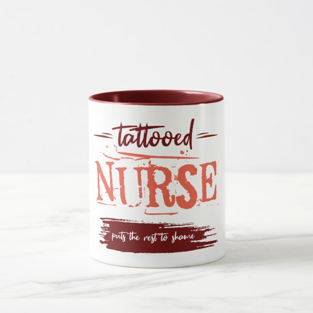 Mug Une infirmière tatouée met le reste dans la honte. (Centre)