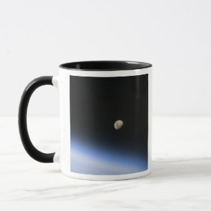 Mug Une lune géante visible au-dessus de l'atmosphère