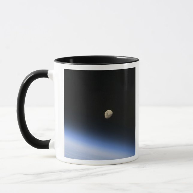 Mug Une lune géante visible au-dessus de l'atmosphère  (Gauche)