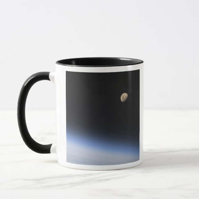 Mug Une lune géante visible au-dessus de l'atmosphère  (Gauche)