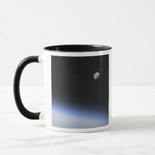 Mug Une lune gibbbeuse évidente au-dessus de