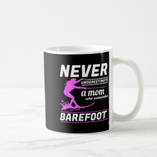 Mug Une maman qui fait du ski nautique pieds nus sur u